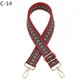 Gros plan sur la bandoulière tissée ethnique avec mousquetons en métal doré - C-14 Rouge / Fermoir en Argent