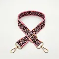 Dettaglio della tracolla regolabile rosa con stampa leopardata e ganci in metallo dorato - Chiusura in Argento / Leopardo Rosa (Stile 1)