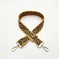 Dettaglio della tracolla leopardata con fibbia regolabile e ganci in metallo dorato - Chiusura in Argento / Leopardo Giallo (Stile 2)