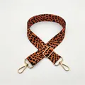 Détail de la bandoulière réglable à motif léopard avec crochets métalliques dorés - Léopard Orange (Style 4)