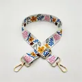 Détail d'une bandoulière blanche réglable avec imprimé floral et boucles dorées - Floral Blanc (Style 6)