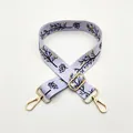 Dettaglio della tracolla regolabile in tela lavanda con motivi floreali e ganci dorati - Chiusura in Argento / Floreale Viola (Stile 7)