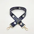 Détail d'une bandoulière brodée bleu marine avec crochets dorés et boucle de réglage en métal - Fleur à Cinq Pétales Marine (Style 9)