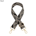 Detail eines verstellbaren breiten Taschenriemens mit goldenen Schnallen und Muster - S-2 Schwarz Dunkelgrau (Goldene Schnalle)