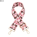 Detailansicht des rosa geblümten breiten Schultergurts mit goldenen Metallkarabinern - Silberverschluss / Rosa weiß kleine Blumen (H-3)