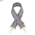 Makroansicht des blau-rosa Jacquard-Taschenriemens mit goldfarbenen Metallkarabinern - Silberverschluss / L-3 Hellblau