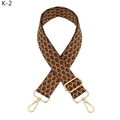 Dettaglio della tracolla marrone con motivo a pavone e hardware in metallo dorato - Fibbia Dorata (K-2) / Marrone