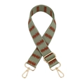 Détail de la bandoulière réglable tissée verte et marron avec fermoirs en métal doré - Sangle verte avec boucle dorée