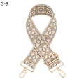 Dettaglio della tracolla larga in stile etnico con ganci a scatto in metallo dorato - Cachi Cachi Floreale (S-9)