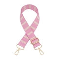 Dettaglio tracolla rosa intrecciata con trama a onde e moschettoni in metallo dorato - Rosa con fibbia dorata