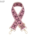 Dettaglio di una tracolla etnica larga con motivi geometrici a rombi rosa e neri - Cachi Rosa Nero Floreale (S-17)