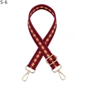 Dettaglio tracolla regolabile in tessuto bordeaux e oro con ganci girevoli in metallo - Chiusura in Argento / Rosso Vino (S-6)