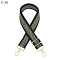 Detailansicht des verstellbaren Chevron-Webriemens mit goldenen Drehkarabinern - Silberverschluss / Schwarzer Rand Grün