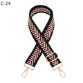 Detail eines gewebten Chevron-Taschenriemens mit burgunderfarbenen Mustern und Goldschnallen - Silberverschluss / Weinrot mit schwarzem Rand