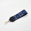 Dettaglio della tracolla ricamata etnica con motivi floreali e chiusura a moschettone oro - Chiusura in Argento / Floreale Nero Blu