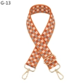 Dettaglio della tracolla a scacchi arancione e grigio con ganci in metallo dorato - Quadri Arancio Grigio (Fibbia Dorata)