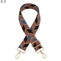 Detail eines verstellbaren Taschengurt mit orange-blauem Zickzackmuster und Goldkarabinern - S-3 Schwarz Rosa Blau Goldener Haken