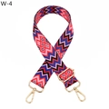 Dettaglio della tracolla regolabile in tessuto con motivi geometrici e hardware in metallo oro - Rombo Rosa Blu Reale (Fibbia Dorata) (W-4)