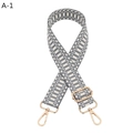 Détail de la bandoulière tissée grise et beige avec crochets rotatifs dorés - Boucle Dorée / Gris