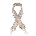 Détail d'une bandoulière tissée réglable avec motif géométrique beige et gris et mousquetons - Boucle Dorée / Kaki