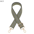Détail d'une bandoulière tissée avec motifs géométriques bleu marine, jaune et blanc - Boucle Dorée / Bleu