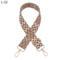 Makro-Detail des verstellbaren breiten Schultergurts mit braunem geometrischem Muster - Khaki Braun Silberne Schnalle (L-22)