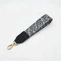 Handtaschenriemen mit Leopardenmuster, schwarzen Lederdetails und goldenem Haken - Silberverschluss / Grau Leopard
