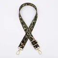 Détail de la bandoulière léopard avec fermoirs mousquetons en métal doré - No.7 Vert Armée
