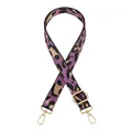 Détail de la bandoulière léopard violette avec boucles dorées et mousquetons en métal - No.9 Violet