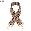 Dettaglio della tracolla jacquard geometrica con moschettoni e fibbia dorata - K-35 Oro Marrone Fibbia Dorata
