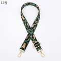 Détail de la bandoulière réglable à imprimé léopard avec fermoirs mousquetons dorés - No.12 Vert