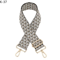 Vue détaillée de la bandoulière jacquard large avec mousquetons en métal doré poli - K-37 Gris Boucle Dorée