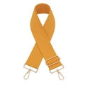 Détail de la large bandoulière tissée jaune gingembre avec boucles en métal doré poli - Fermoir en Argent / Jaune