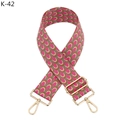 Détail de la bandoulière jacquard de style folk avec mousquetons et boucles en métal doré - K-42 Rose Boucle Dorée