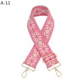 Detail eines rosa-beigen geometrisch gewebten Schultergurts mit goldfarbenen Haken - Gunmetal-Schnalle / Rosa Geometrisch (A-11)