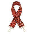 Nahaufnahme des rot-goldenen Leoparden-Taschengurts mit glänzenden goldenen Karabinerhaken - Orange mit Silberschnalle