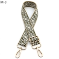 Detailansicht des olivgrünen und beigen Jacquard-Schultergurts mit goldenen Karabinerhaken - Khaki Armeegrün Rhombus (M-3)