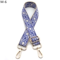 Detail eines verstellbaren blau-weißen Jacquard-Schultergurts mit goldenen Metallkarabinern - Khaki Königsblau Rhombus (M-6)