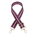 Détail macro de la bandoulière amovible bordeaux avec motifs flèches et mousquetons dorés - Crochet en Bronze Antique / Violet