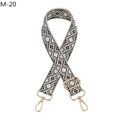 Detail eines verstellbaren schwarz-weißen Web-Schultergurts mit goldenen Metallhaken - Khaki Schwarz Rhombus (M-20)
