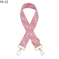 Details des verstellbaren Web-Schultergurts mit rosa Geometriemustern und Gold-Karabinern - Khaki Rosenrot Rhombus (M-22)