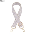Detailaufnahme des lila-weißen Jacquard-Gurts mit hellgoldenen Metallbeschlägen - Khaki Lila Rhombus (M-23)
