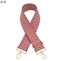 Nahaufnahme des rot-weißen geometrischen Jacquard-Webgurts mit goldenen Metallkarabinern - Weinrot (A-6)