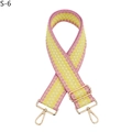 Détail de la bandoulière tissée rose et jaune avec des mousquetons en métal doré clair - Fermoir Argenté / Motif Carreaux Rose/Jaune (S-6)