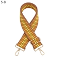 Détail de la bandoulière tissée à damier avec mousquetons métalliques dorés polis - Fermoir Argenté / Motif Damier Jaune/Orange/Brun (S-8)