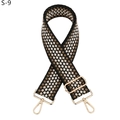 Détail d'une large bandoulière tissée avec motif losange et mousquetons dorés en métal - Fermoir Argenté / Motif Losanges Noir/Brun (S-9)