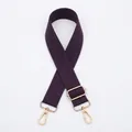 Dettaglio della tracolla larga regolabile in tela viola scuro con moschettoni in metallo dorato - Viola Profondo (Stile 8)