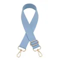 Dettaglio tracolla larga intrecciata azzurro chiaro con moschettoni in metallo dorato regolabili - Celeste Chiaro (No. 11)