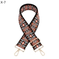 Dettaglio di un'ampia tracolla intrecciata stile etnico con ganci a moschettone dorati e fibbia - Base Nera Motivo Etnico Geometrico Arancio Bianco (X-7) / Argento