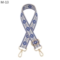 Detail eines Taschenriemens mit böhmischem Muster und goldenen Metallschnallen - Silberner Verschluss / Himmelblau (M-13)